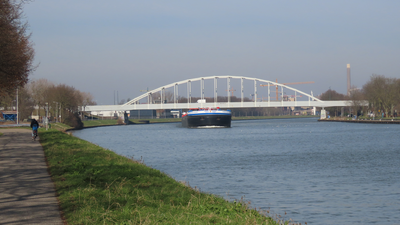 912523 Afbeelding van de olietanker 'Promotion' van Dagevos Shipping onder de De Meernbrug over het ...